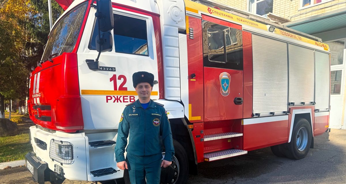 Для Андрея Костюченко дорога начинается с сигнала тревоги: он водит пожарную машину