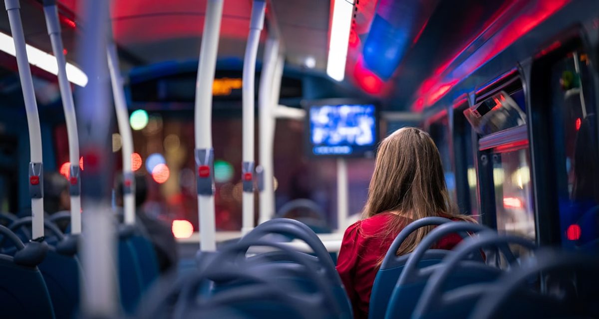 Женщина забыла в автобусе сумку с 15 тысячами рублей, а полиция нашла похитителя