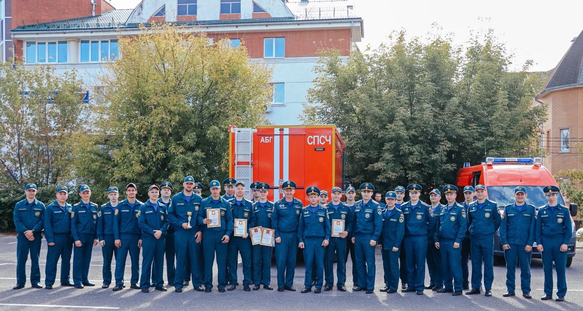 Пожарные в полной экипировке на скорость поднялись по лестнице самого высокого здания Твери
