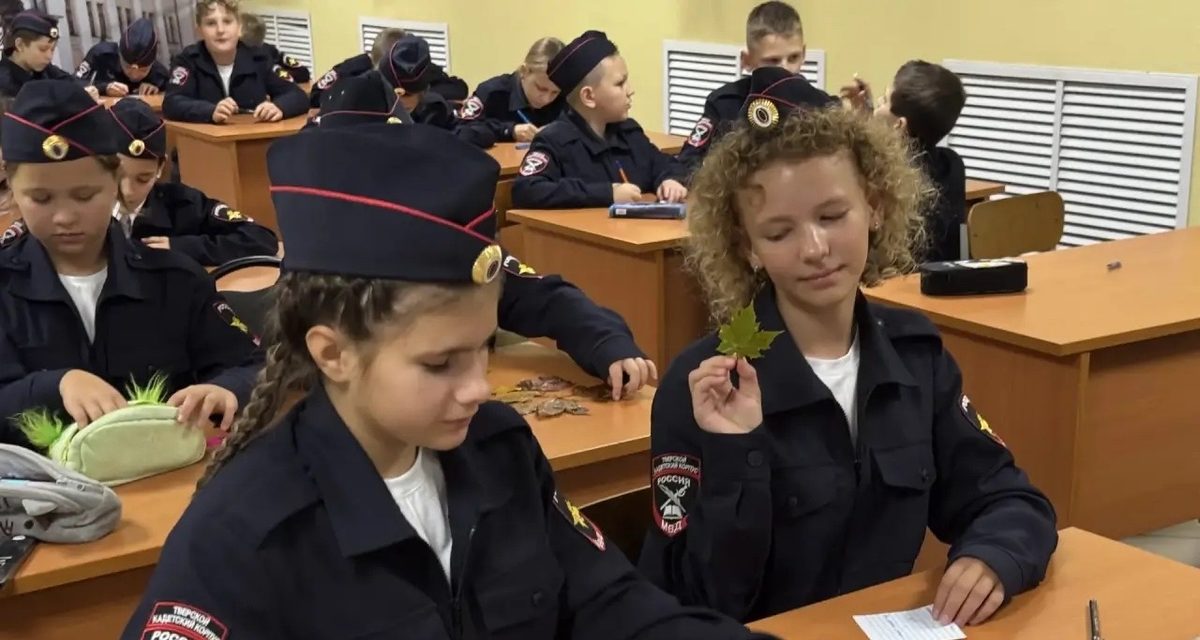 Тверские кадеты сделали осеннее панно для классного руководителя ко Дню учителя
