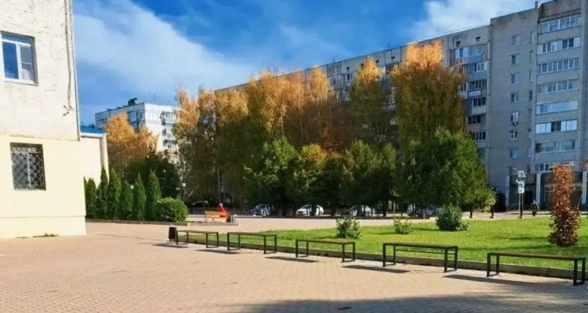 Подростки на велосипедах сломали скамейки в сквере у ДК в Конакове
